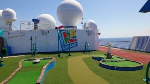 Cruise ship Sports Deck ( Fantasy Class ship Deck 14 )