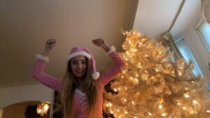 Vlogmas Day 4 Decorating the Tree with My Mom!