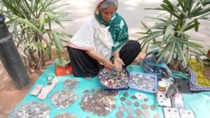 Lady Selling Coins in streets of Bangalore – Street Coin Sellers