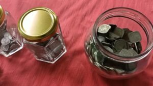 നിറംമങ്ങിയ അലൂമിനിയം നാണയങ്ങൾ….