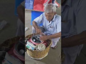 Old Uncle selling Kulfis for 20₹ each.